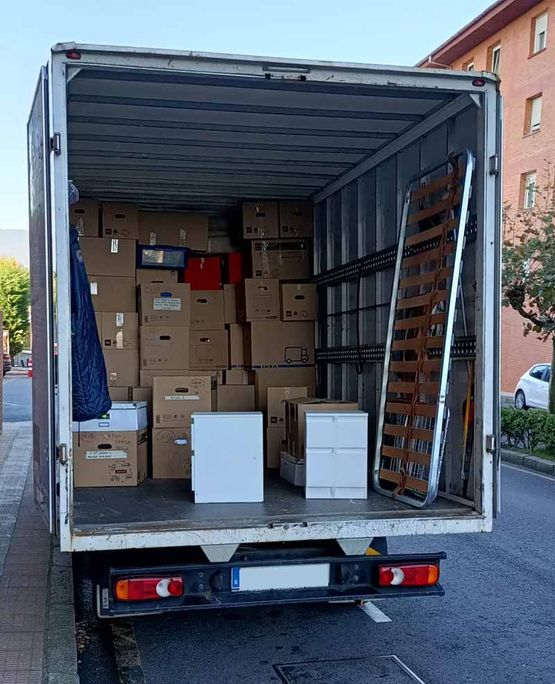 Recogida Muebles Bilbao - Rastro 2ª Oportunidad camión con cajas
